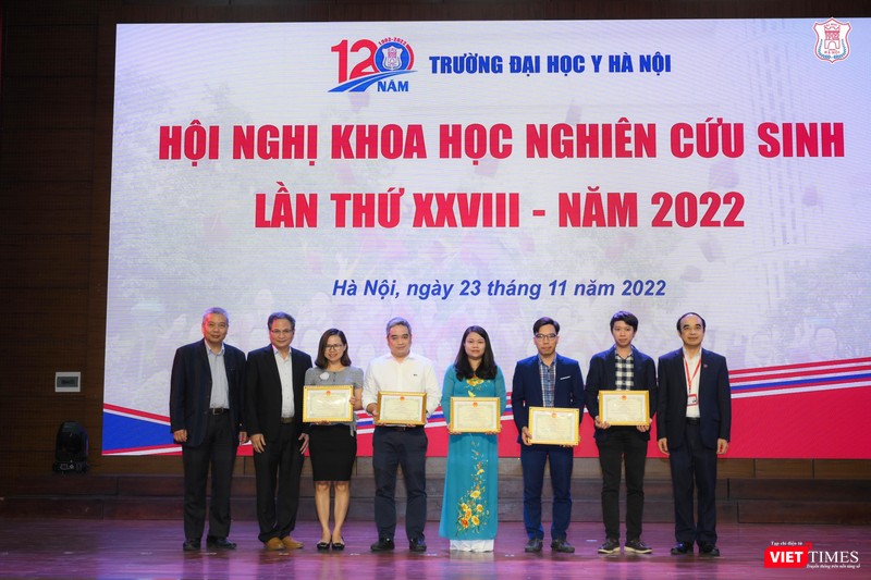 Ban tổ chức trao giải Nhất cho các nghiên cứu sinh