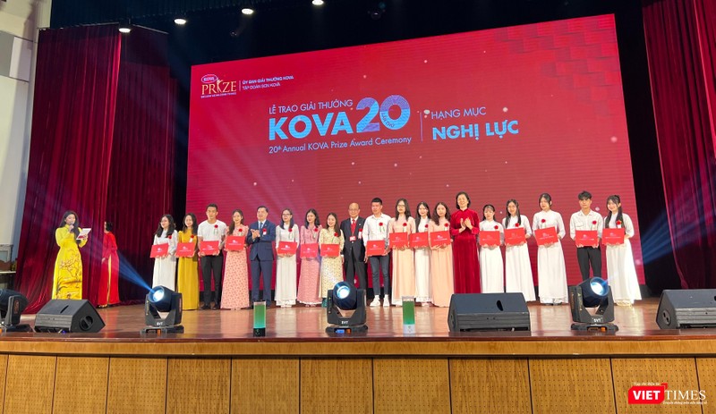 Các sinh viên vượt khó học giỏi nhận học bổng KOVA