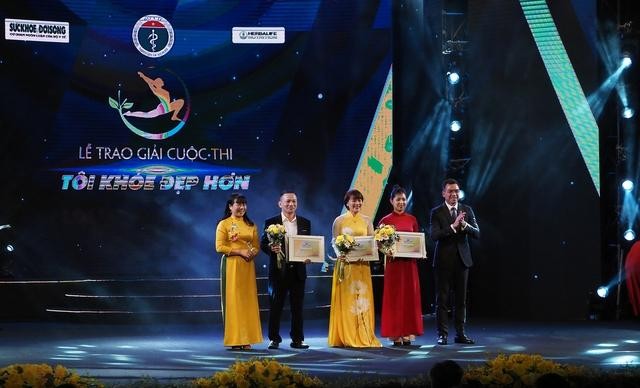 GS.TS Lê Thị Hương - Chủ tịch Hội đồng Giám khảo và TS. Hà Anh Đức - thành viên Hội đồng Giám khảo trao Giải Ba cho các ứng viên GS.TS Lê Thị Hương - Chủ tịch Hội đồng Giám khảo và TS. Hà Anh Đức - thành viên Hội đồng Giám khảo trao Giải Ba cho các ứng viên