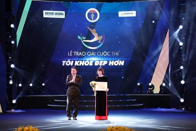 Thứ trưởng Bộ Văn hóa - Thể thao và Du lịch Hoàng Đạo Cương trao Giải Nhất cho thí sinh Nguyễn Thị Thu Lan Thứ trưởng Bộ Văn hóa - Thể thao và Du lịch Hoàng Đạo Cương trao Giải Nhất cho thí sinh Nguyễn Thị Thu Lan