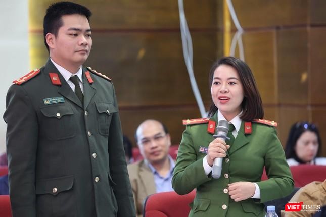 Vợ chồng Đại úy Nguyễn Văn Huyên (Học viện An ninh Nhân dân) và Đại úy Bùi Hoàng Ly Ly (Học viện Cảnh sát Nhân dân), với hàng chục lần hiến máu Vợ chồng Đại úy Nguyễn Văn Huyên (Học viện An ninh Nhân dân) và Đại úy Bùi Hoàng Ly Ly (Học viện Cảnh sát Nhân dân), với hàng chục lần hiến máu