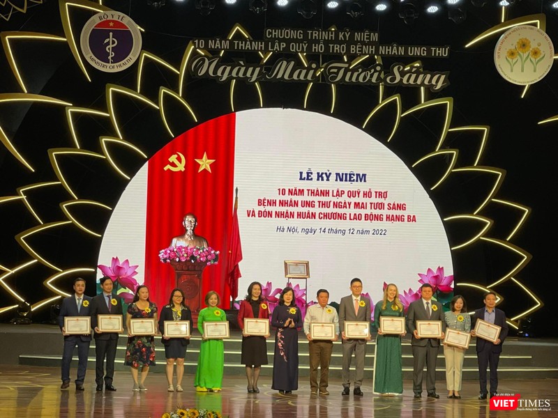 Bộ trưởng Bộ Y tế Đào Hồng Lan trao bằng khen của Bộ Y tế cho 12 tập thể, cá nhân xuất sắc trong hỗ trợ, xây dựng Quỹ