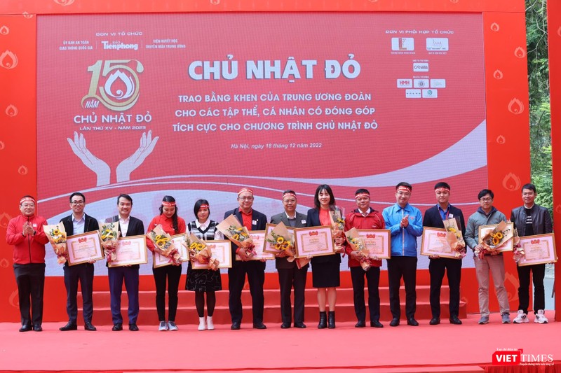 Tặng Bằng khen của Trung ương Đoàn cho các tập thể, cá nhân có nhiều đóng góp cho thành công của chương trình Chủ nhật Đỏ Tặng Bằng khen của Trung ương Đoàn cho các tập thể, cá nhân có nhiều đóng góp cho thành công của chương trình Chủ nhật Đỏ