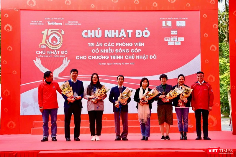 Tri ân các nhà báo có nhiều đóng góp cho hành trình 15 năm qua của Chủ nhật Đỏ Tri ân các nhà báo có nhiều đóng góp cho hành trình 15 năm qua của Chủ nhật Đỏ