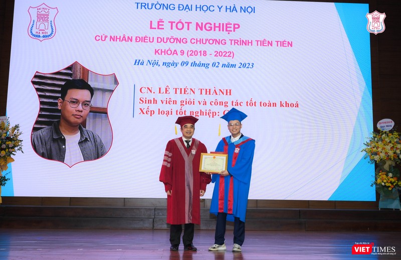 GS.TS. Nguyễn Hữu Tú tặng thưởng cho sinh viên tốt nghiệp loại Giỏi GS.TS. Nguyễn Hữu Tú tặng thưởng cho sinh viên tốt nghiệp loại Giỏi