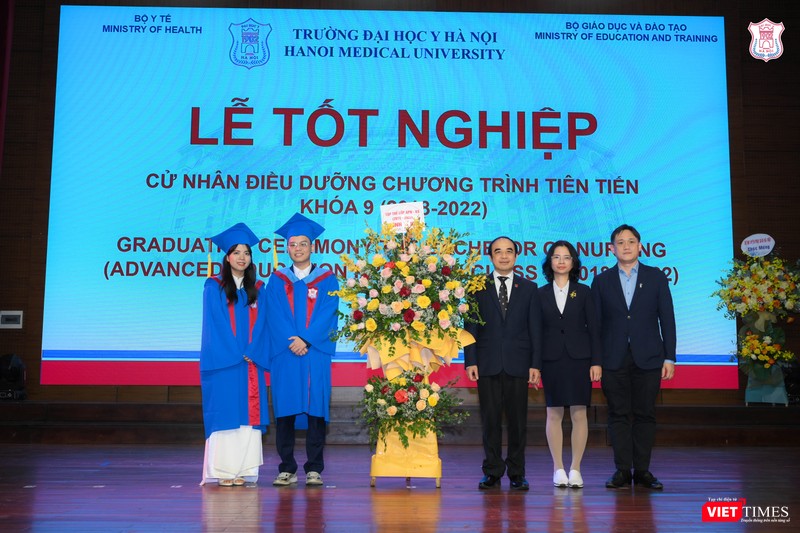 Các tân Cử nhân tri ân các thầy cô giáo Các tân Cử nhân tri ân các thầy cô giáo