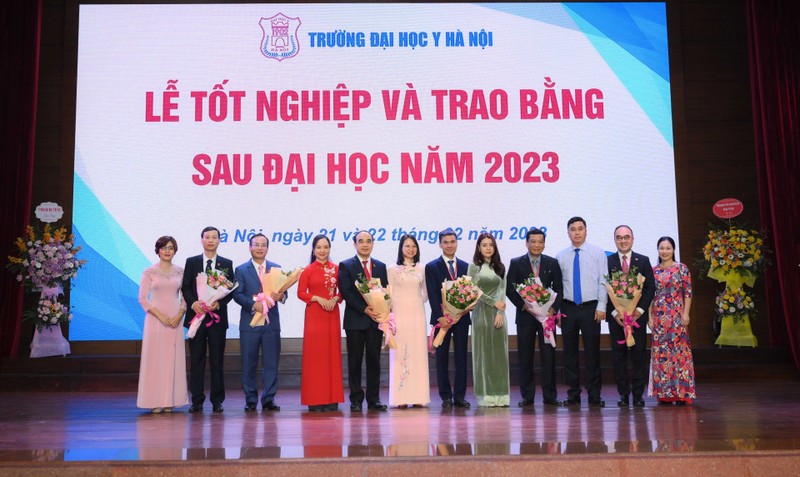 Trước giờ chia tay các thầy cô, các học viên Sau đại học bày tỏ lòng biết ơn sâu sắc