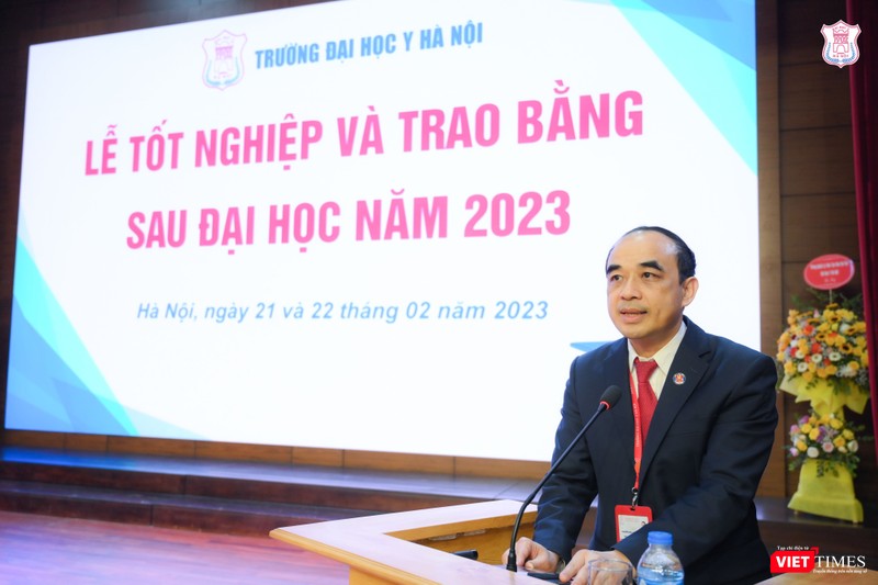 GS.TS. Nguyễn Hữu Tú - Hiệu trưởng Trường Đại học Y Hà Nội - phát biểu tại lễ tốt nghiệp và trao bằng GS.TS. Nguyễn Hữu Tú - Hiệu trưởng Trường Đại học Y Hà Nội - phát biểu tại lễ tốt nghiệp và trao bằng