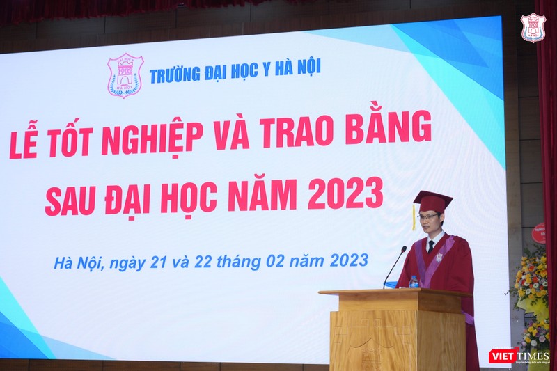 Bác sĩ chuyên khoa II Bùi Văn Dũng thay mặt các học viên Sau đại học phát biểu ý kiến Bác sĩ chuyên khoa II Bùi Văn Dũng thay mặt các học viên Sau đại học phát biểu ý kiến