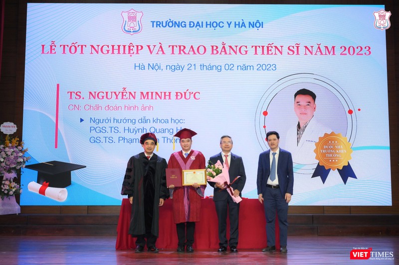Trao bằng cho tân tiến sĩ Nguyễn Minh Đức và tặng hoa giáo viên hướng dẫn nghiên cứu sinh là GS.TS. Phạm Minh Thông Trao bằng cho tân tiến sĩ Nguyễn Minh Đức và tặng hoa giáo viên hướng dẫn nghiên cứu sinh là GS.TS. Phạm Minh Thông