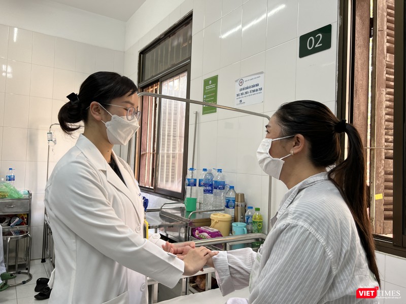 Ths. BS. Nguyễn Phương Linh khám và tư vấn cho một bệnh nhân Ths. BS. Nguyễn Phương Linh khám và tư vấn cho một bệnh nhân