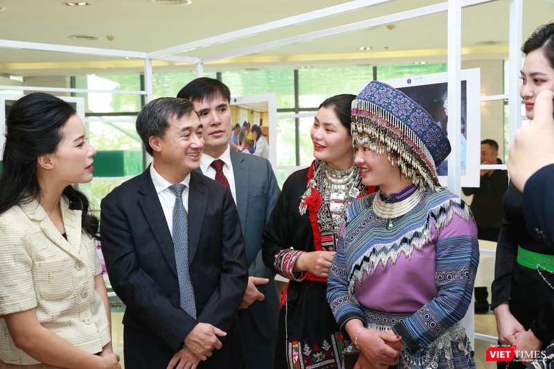 Thứ trưởng Bộ Y tế Trần Văn Thuấn trò chuyện với các CĐTB Thứ trưởng Bộ Y tế Trần Văn Thuấn trò chuyện với các CĐTB