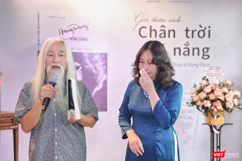 Bà Lê Anh Thúy - vợ cố nhạc sĩ Hồng Đăng - xúc động nhắc về những ký ức của nhạc sĩ