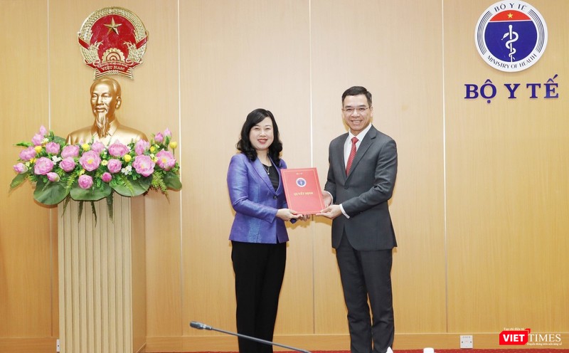 Bộ trưởng Bộ Y tế Đào Hồng Lan trao quyết định bổ nhiệm ông Hà Anh Đức - Chánh Văn phòng Bộ Y tế - kiêm giữ chức vụ Chánh Văn phòng Ban Cán sự Đảng Bộ Y tế Bộ trưởng Bộ Y tế Đào Hồng Lan trao quyết định bổ nhiệm ông Hà Anh Đức - Chánh Văn phòng Bộ Y tế - kiêm giữ chức vụ Chánh Văn phòng Ban Cán sự Đảng Bộ Y tế