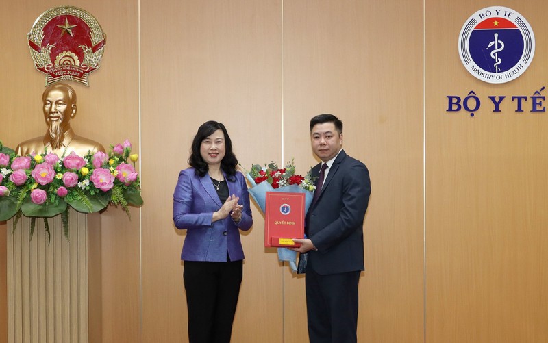 Bộ trưởng Đào Hồng Lan trao quyết định bổ nhiệm ông Lại Vũ Kim làm Phó Chánh văn phòng Ban Cán sự Đảng kiêm Thư ký Ban Cán sự Đảng Bộ Y tế Bộ trưởng Đào Hồng Lan trao quyết định bổ nhiệm ông Lại Vũ Kim làm Phó Chánh văn phòng Ban Cán sự Đảng kiêm Thư ký Ban Cán sự Đảng Bộ Y tế