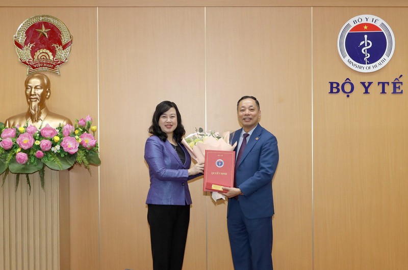 Bộ trưởng Đào Hồng Lan đã trao quyết định bổ nhiệm lại chức vụ Cục trưởng Cục Quản lý Dược Bộ Y tế với ông Vũ Tuấn Cường. Bộ trưởng Đào Hồng Lan đã trao quyết định bổ nhiệm lại chức vụ Cục trưởng Cục Quản lý Dược Bộ Y tế với ông Vũ Tuấn Cường.