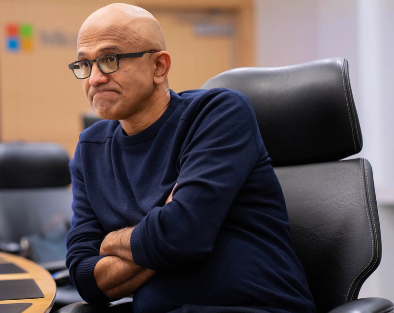 Satya Nadella, giám đốc điều hành của Microsoft, người đã đặt cược lớn vào AI vài năm trước, tại Redmond vào ngày 7 tháng 2. (Ruth Fremson / The New York Times)