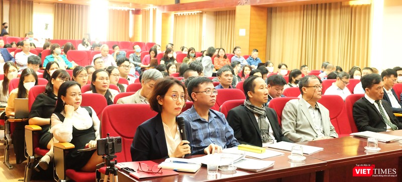 Các nhà khoa học Viện Hàn lâm KH&amp;CN Việt Nam tiếp cận cách thức vận hành, khai thác và sử dụng hệ thống V-COMPAS hiệu quả với sự hướng dẫn của các chuyên gia Hàn Quốc