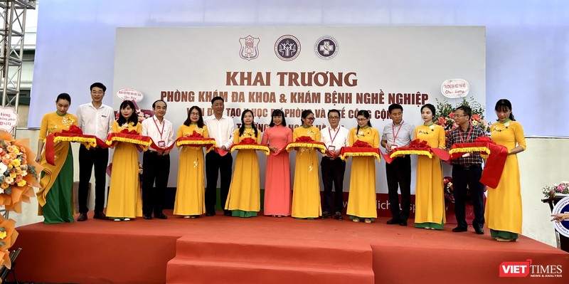 Lãnh đạo Trường Đại học Y Hà Nội và lãnh đạo Viện Đào tạo Y học dự phòng và Y tế công cộng cắt băng khai trương Phòng khám Đa khoa và Khám bệnh nghề nghiệp chất lượng cao