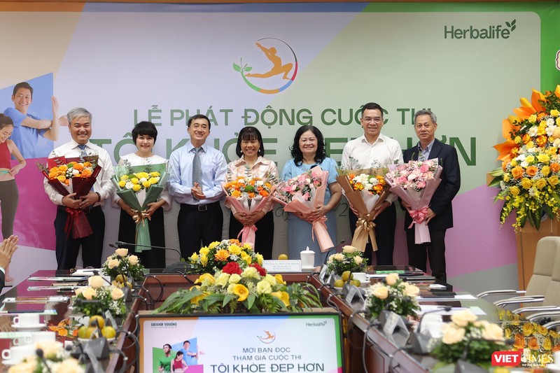 Thứ trưởng Bộ Y tế Trần Văn Thuấn tặng hoa Hội đồng Giám khảo cuộc thi VT_Tang hoa HDGK.jpeg