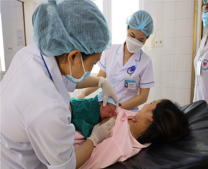 Các bác sĩ ở Hoà Bình hướng dẫn "Làm mẹ an toàn" cho sản phụ ngay sau khi sinh 3.png