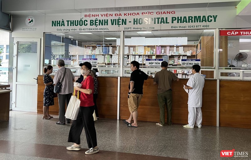 Người dân nhận thuốc tại nhà thuốc bệnh viện