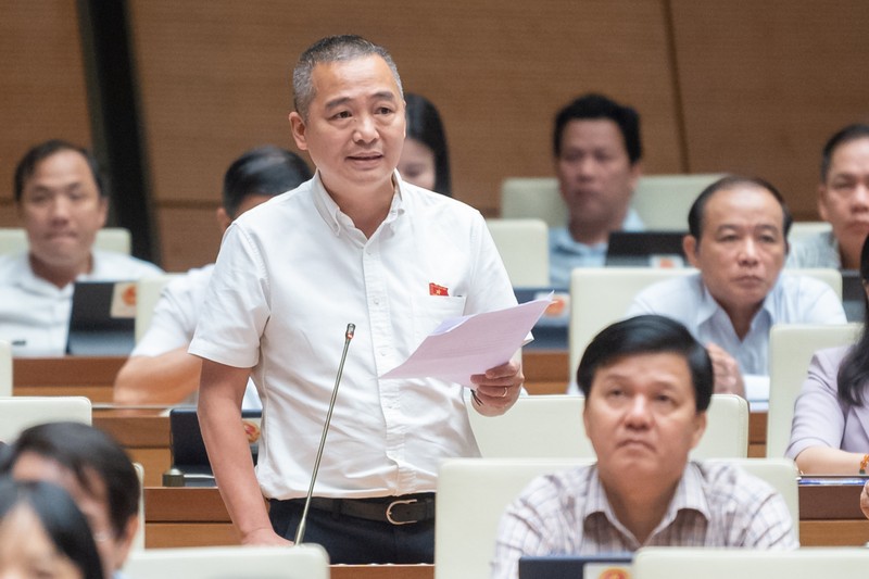 Đại biểu Nguyễn Lân Hiếu cho rằng việc đấu thầu, mua sắm thuốc đã được cải thiện nhưng việc mua bán vật tư tiêu hao y tế lại vô cùng rối 011120230937-nguyễn-lân-hiếu.jpg