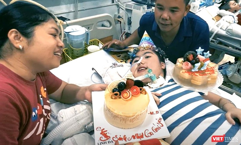 Trẻ mang bất thường di truyền đơn gen được sinh ra với dị tật bẩm sinh (hình ảnh sử dụng đã được sự đồng ý của bệnh nhân) vt-tre-mang-bat-thuong-di-truyen-don-gen-duoc-sinh-ra-voi-di-tat-bam-sinh-6994.jpg