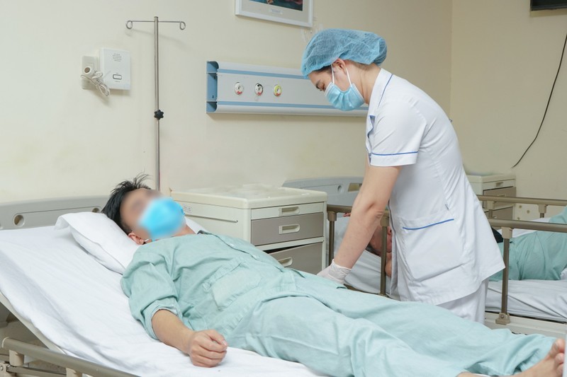 Bệnh nhân được chăm sóc sau khi can thiệp nội soi. 432783333-876606021142338-2826092242124429254-n-1791.jpg
