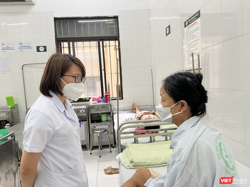 ThS. Nguyễn Thị Hoa tư vấn cho một bệnh nhân bị rối loạn hoang tưởng VT_Tu van.JPG