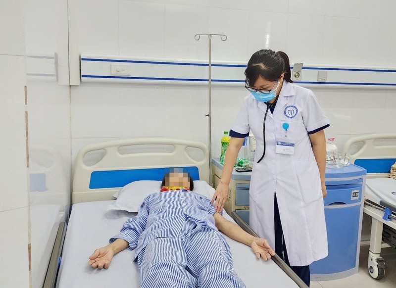 BSCKII. Bùi Thị Tuyết Mai khám cho người mắc bệnh Sốt mò (ảnh: Bệnh viện Nội tiết Trung ương) z5378963597002_e2ee83c62accaf0a437e5394c799972b.jpg