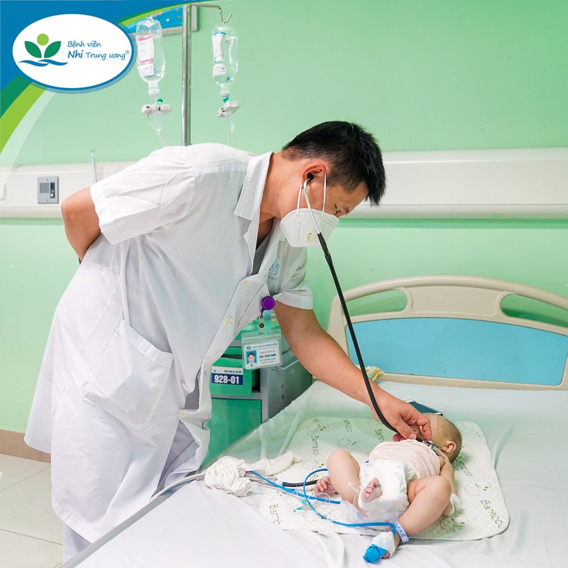 TS.BS Thái Thiên Nam kiểm tra sức khoẻ cho bệnh nhi bị ngộ độc vitamin D 441292725_452261690694588_1038666007227432545_n.jpg