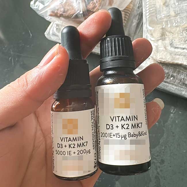 Lọ vitamin D3 + K2 5000 IE +200 μg dành cho người lớn (bên trái) mà gia đình cho trẻ uống (ảnh gia đình cung cấp) z5304568635196_1c6c8dda260e891157700974cad3a938-1.jpg