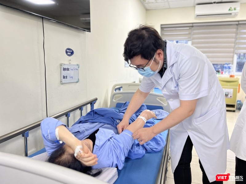 TS. Vũ Quốc Đạt kiểm tra sức khoẻ cho bệnh nhân tại Khoa Truyền nhiễm Bệnh viện Đại học Y Hà Nội vt-bs-dat1-8621.jpg