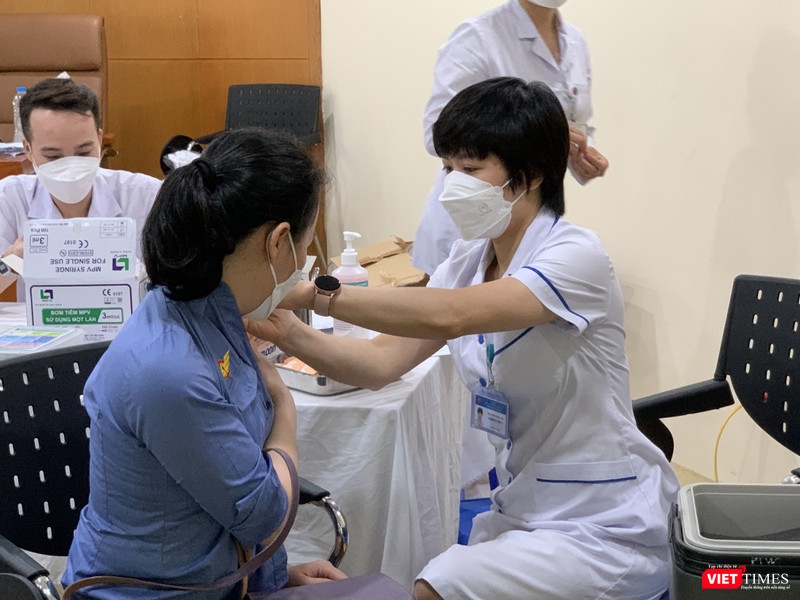 Vaccine Astra được tiêm đầu tiên cho lực lượng y tế ở Việt Nam VT_tiem vac xin.JPG