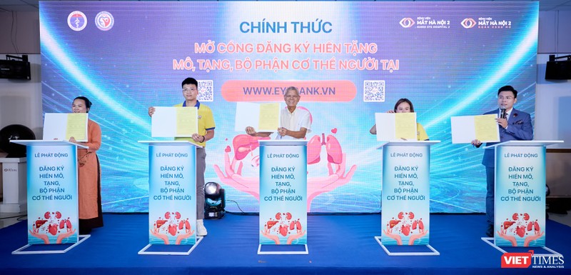 Những người đăng ký hiến tạng đầu tiên tại buổi lễ VT_ DK hien tang.jpg