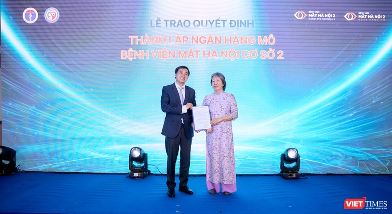 Thứ trưởng Trần Văn Thuấn trao Quyết định thành lập Ngân hàng mô cho PGS.TS. Hoàng Thị Minh Châu - Chủ tịch hội đồng chuyên môn Bệnh viện Mắt Hà Nội 2 VT_Trao qd.jpg