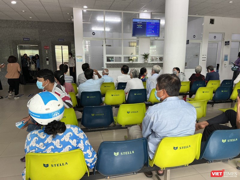 Chờ khám bệnh BHYT ở Trung tâm Y tế Long Xuyên (An Giang) VT_BHXH.JPG