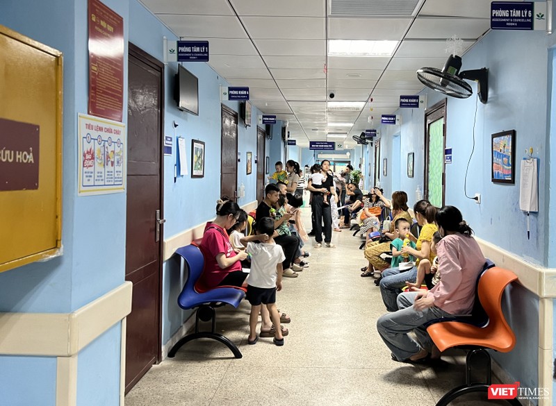 Chờ khám bệnh BHYT ở Bệnh viện Nhi Trung ương VT_ cho kham.JPG