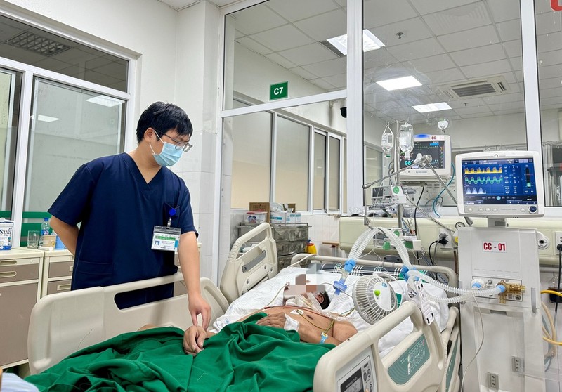 Một trong số các bệnh nhân bị uốn ván phải thở máy tại Bệnh viện Bệnh Nhiệt đới Trung ương z5684758338991_7b5d21b903f6d49affb195c3a35833fa.jpg