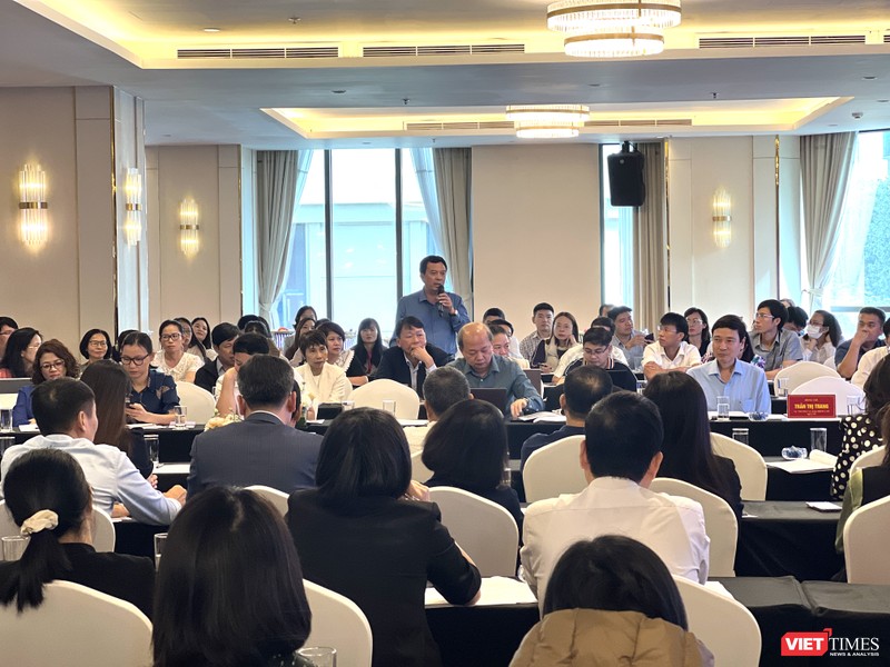 Các đại biểu kiến nghị các vấn đề liên quan đến thanh toán trực tiếp VT_Đai biểu.JPG