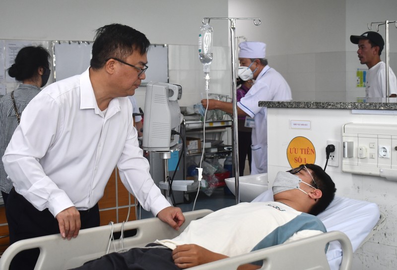 Ông Hoàng Vũ Thảnh - Chủ tịch UBND TP Vũng Tàu - thăm hỏi bệnh nhân ở Bệnh viện Vũng Tàu. Ảnh: Báo Bà Rịa -Vũng Tàu images1985531_athanh.jpeg