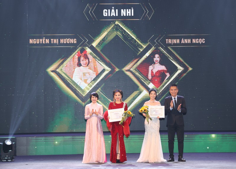 Ban Tổ chức trao 2 giải Nhì. 2 ứng viên đã đạt giải Nhì cuộc thi Tôi khỏe đẹp hơn lần 3.JPG