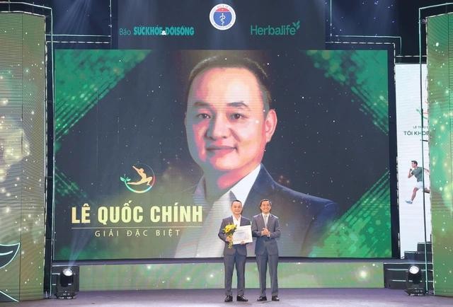 Thứ trưởng Bộ Y tế Trần Văn Thuấn trao giải Đặc biệt cho anh Lê Quốc Chính. giai-dac-biet-cuoc-thi-17359146975741455963823.jpg