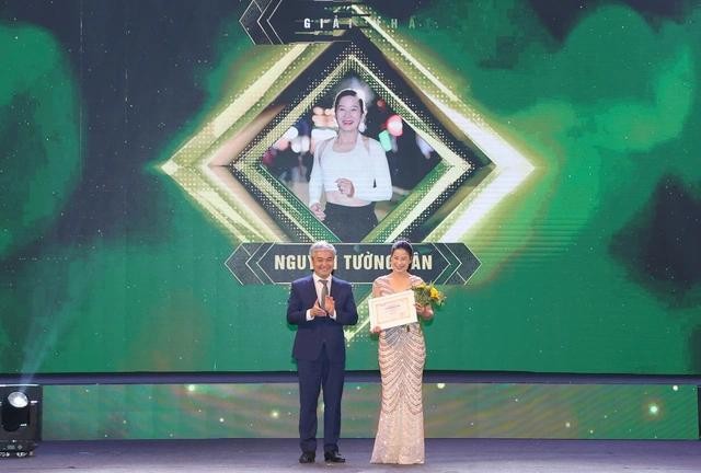 Ứng viên Nguyễn Tường Vân được trao giải Nhất. giai-nhat-cuoc-thi-17359141483011395281180.jpg