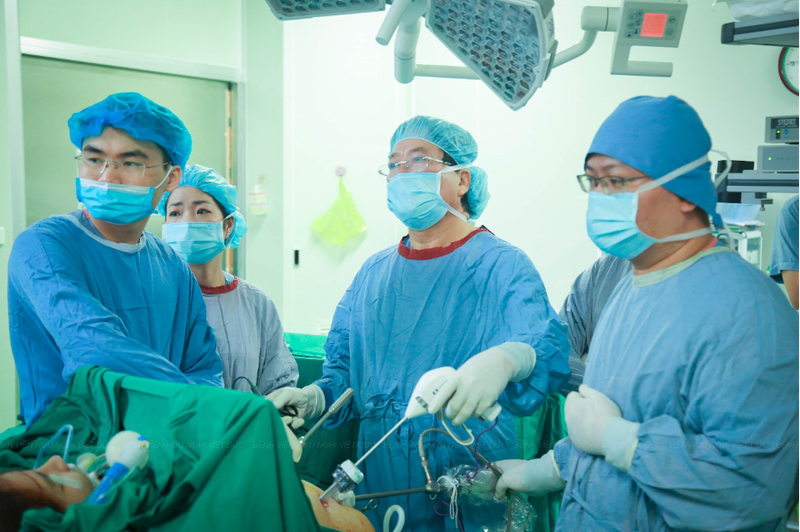 Các chuyên gia thực hiện ca phẫu thuật giảm béo tại BV Hữu nghị Việt Đức Giang.png