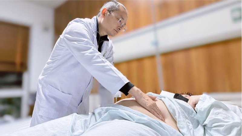 TS.BS Bùi Thanh Phúc kiểm tra sức khoẻ bệnh nhân sau mổ Phúc.png