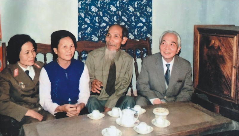 Từ phải qua: Đại tướng Võ Nguyên Giáp, Đại tá Nguyễn Đức Phương, bà Lưu Thị Kim Thu (vợ ông Phương), bà Trần Thị Thục Oanh - người đóng vai “em gái Ông chủ lớn” - tại gia đình Đại tá Phương d1.jpg