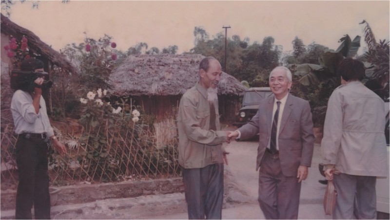 Đại tướng Võ Nguyên Giáp đến thăm nhà Đại tá Nguyễn Đức Phương ở Thái Nguyên Đại tướng Võ Nguyên Giáp tới thăm gia đình ông Nguyễn Đức Phươn.jpg