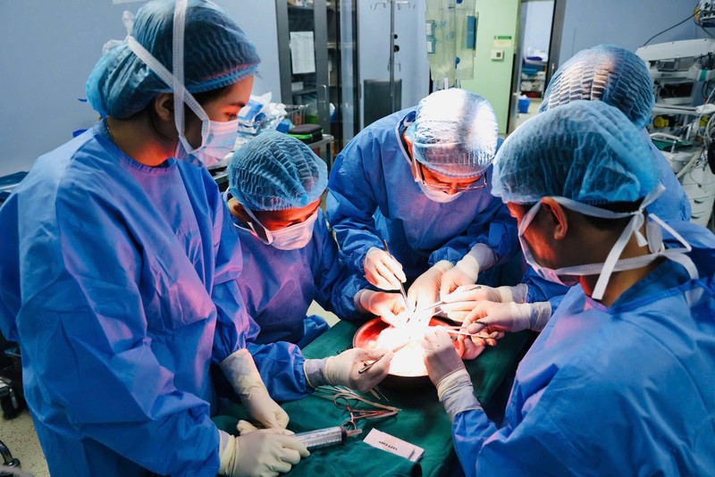 Các bác sĩ rửa thận để ghép z6560776660591_af356e9e4ea1691d347912e99b4e59aa.jpg